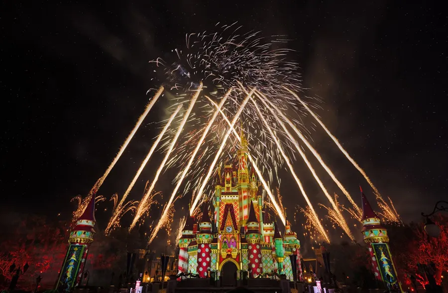 Projeções no castelo ao sons de músicas natalinas e fogos de artifício no Mickey's Very Merry Christmas Party do Magic Kingdom