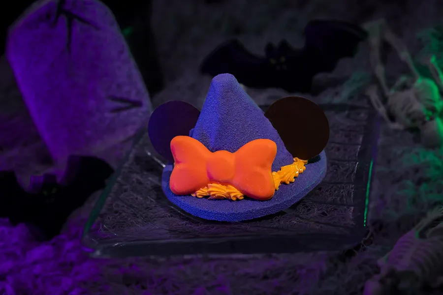 Chapéu de bruxa da Minnie faz parte do cardápio de halloween do Café Starlight, da Disney, em 2025