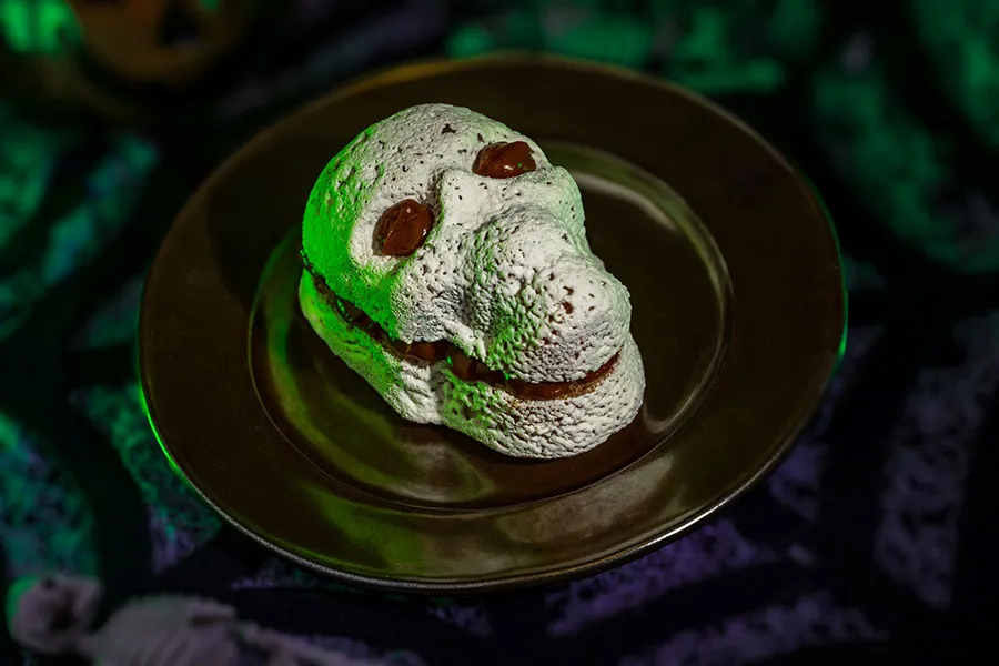 Bolo de caveira é item do cardápio de halloween do The Lunching Pad da Disney em 2025