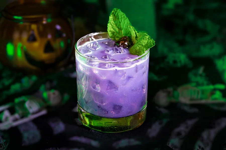 Drink Violet Specter é item do cardápio de Hallowen do restaurante Cinderella’s Royal Table da Disney em 2025