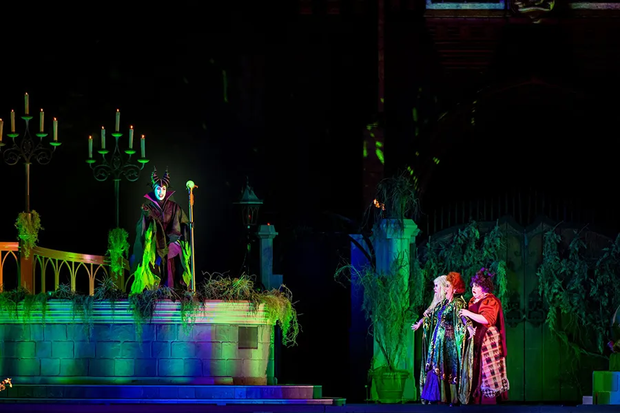 Palco da Disney com show dos personagens vilões durante a festa de Halloween do Magic Kingdom