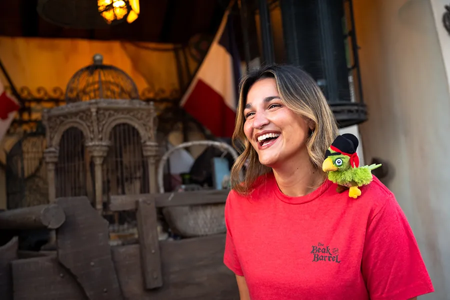 Camiseta e papagaio de pelúcia inspirados no pub The Beak and Barrel, que tem data de abertura em agosto na Disney