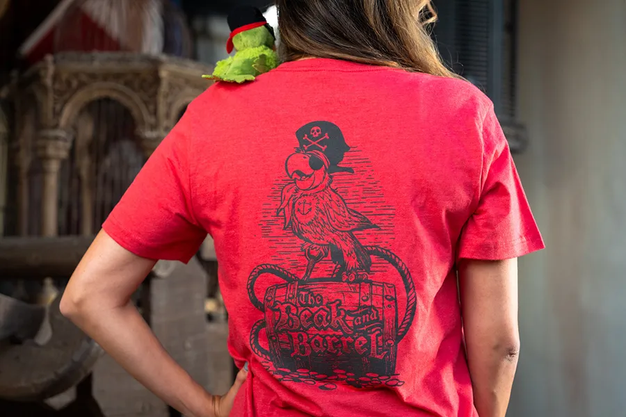 Camiseta e papagaio de pelúcia inspirados no pub The Beak and Barrel, que tem data de abertura em agosto na Disney