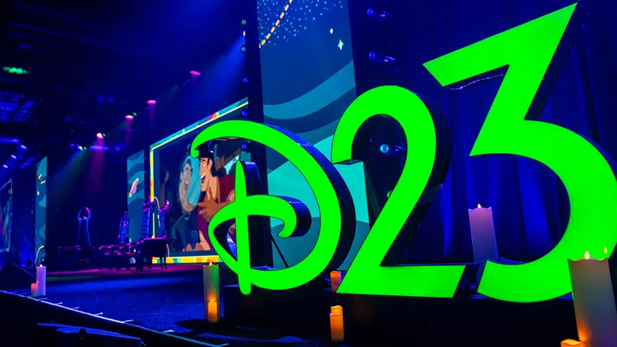 Palco da Destination D23 com o letreiro do evento em verde neon