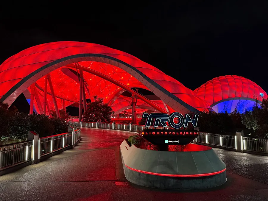 Atração TRON com as cores vermelho e laranja; novidade chega ao parque da Disney em setembro de 2025
