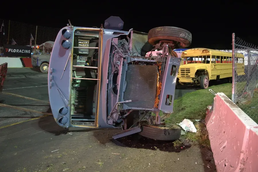 Ônibus escolar destruido depois de uma corrida insana de carros em Orlando