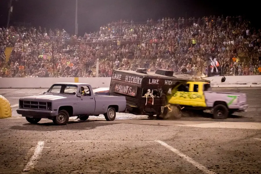 Carros se colidem durante a corrida insana de carros Tour of Destruction que acontece em Orlando em novembro