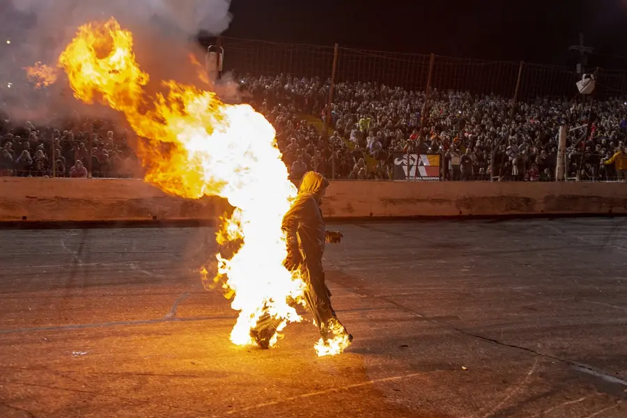 Homem pega fogo durante o Tour of Destruction que acontece em Orlando em novembro