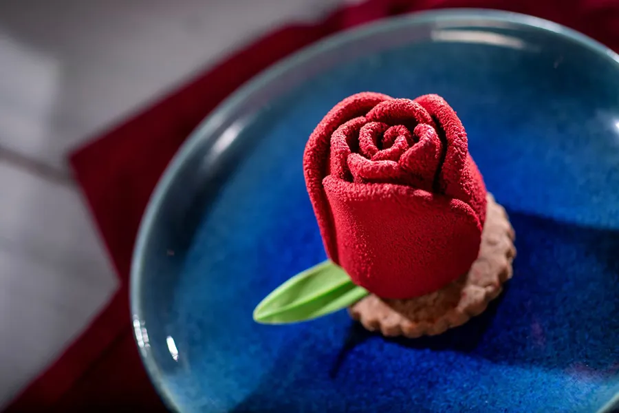 Doce em formato de rosa é servido no Festival de Artes do EPCOT
