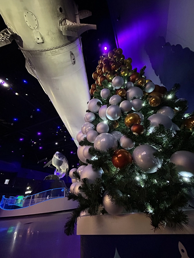 Árvore de Natal com foguete ao fundo no Kennedy Space Center