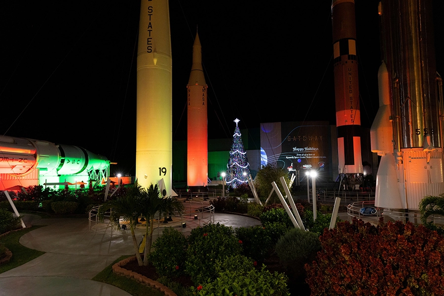 Decoração natalina externa do Kennedy Space Center, na Flórida