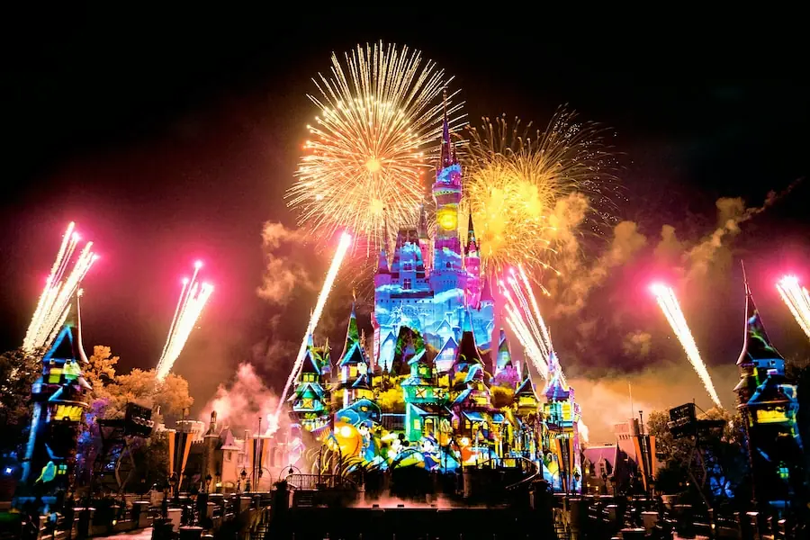 Show Disney's Not-So-Spooky Spectacular com fogos de artifício iluminam o castelo da Cinderela no Magic Kingdom