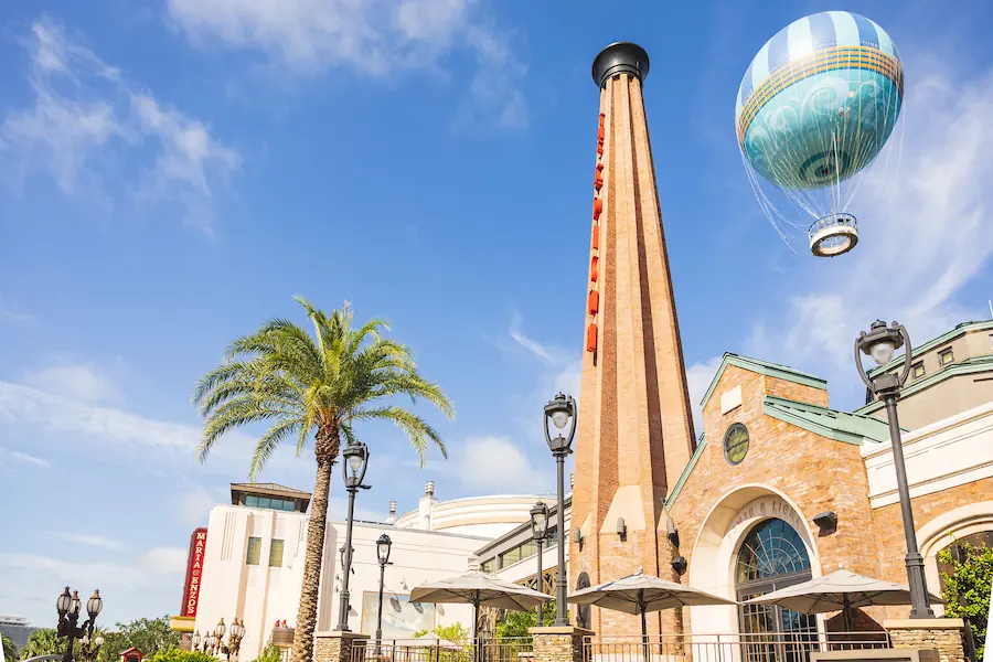 Vista da torre de um restaurante com o famoso balão ao fundo no complexo Disney Springs, em Orlando