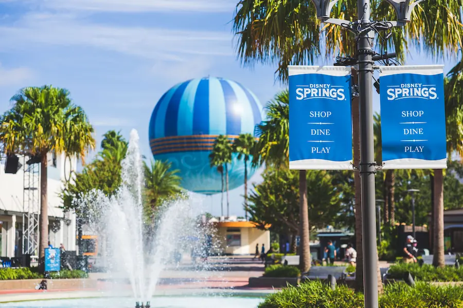 Fonte de água com famoso balão no complexo Disney Springs em 2026