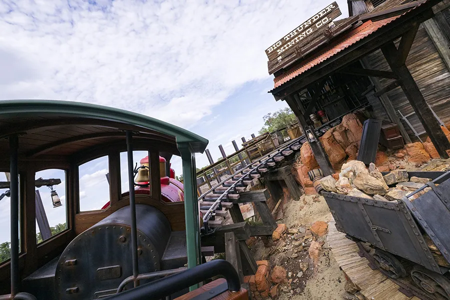 Passeio pela Big Thunder Mountain Railroad que está de volta ao Walt Disney World de Orlando em 2026