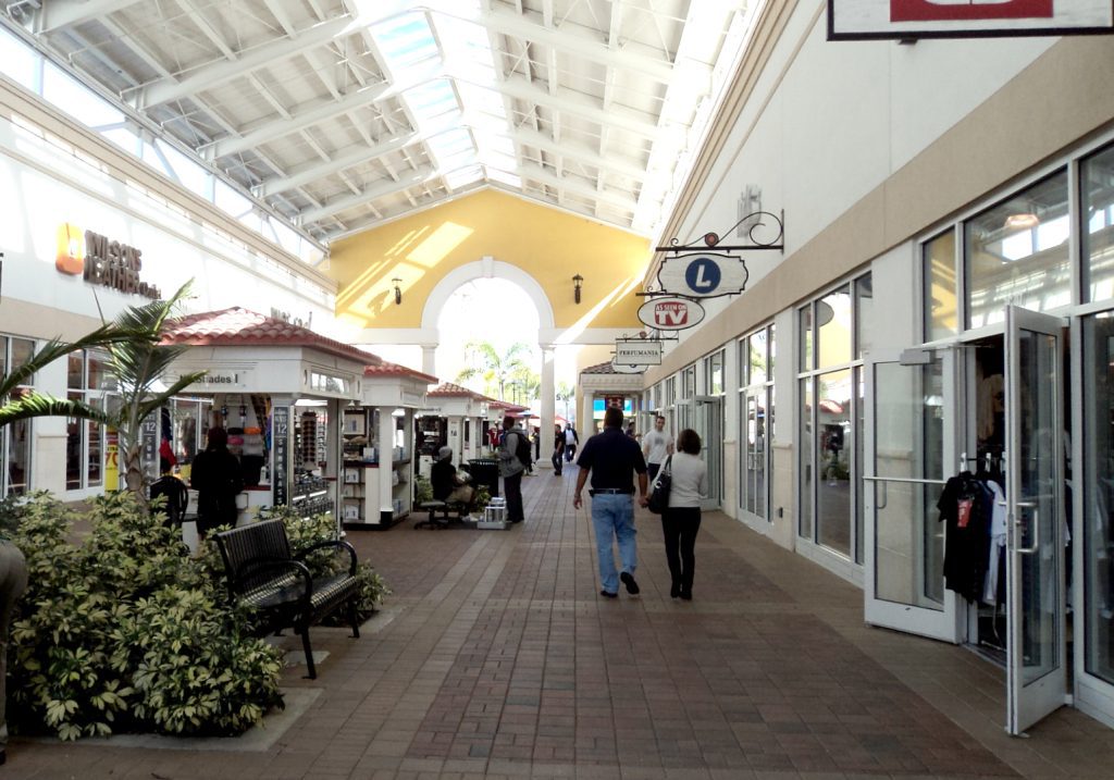 Pessoas caminham no Premium Outlet, em Orlando